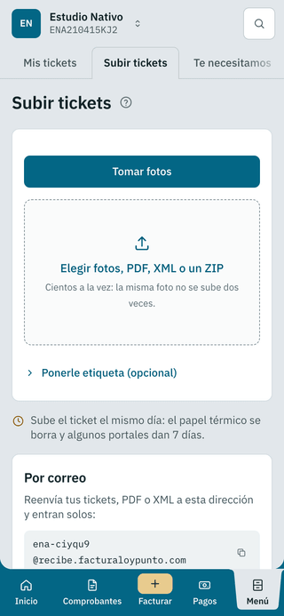Subir tickets en el teléfono: botón «Tomar fotos», un recuadro para elegir fotos, PDF, XML o un ZIP, el aviso de subir el ticket el mismo día y la dirección de correo propia para reenviar tickets.